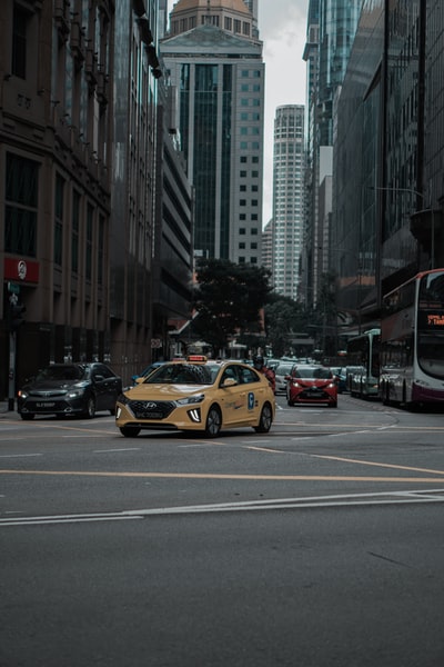白天街上的黄色出租车